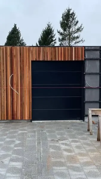 Færdig carport med træbeklædning