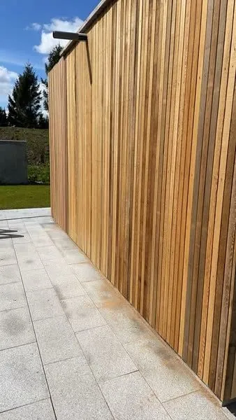 Facade med lodret cedertræ-beklædning