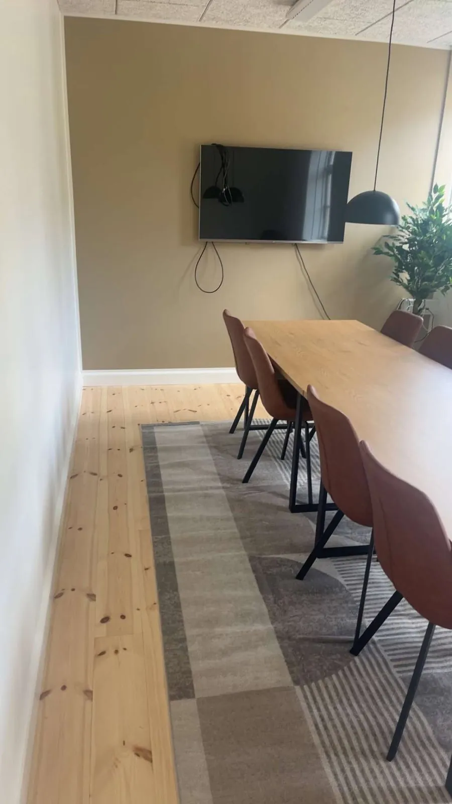 Færdig indvendig renovering med trægulv og lyst rum
