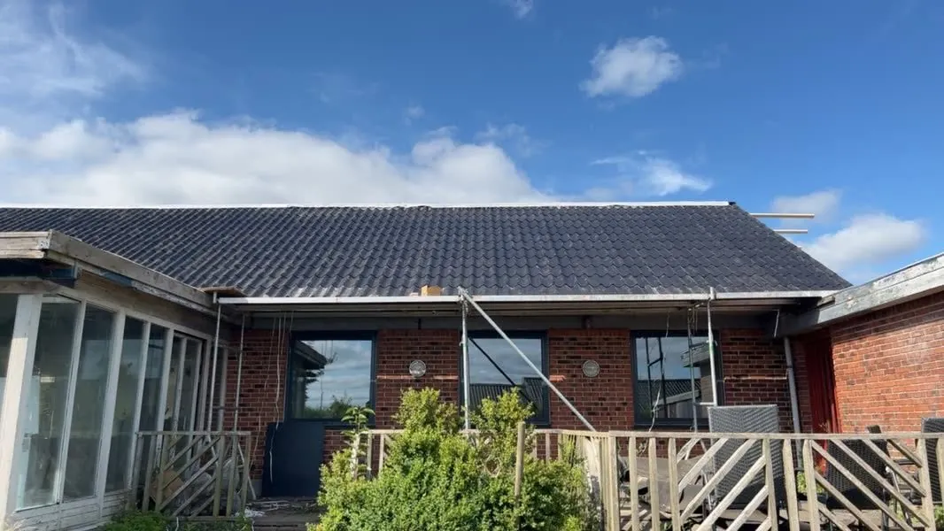 Tømrer fra Hage Byg arbejder på tag i Randers